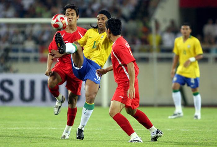 Timns Vietnam menghadapi Timnas Brasil di laga uji coba menjelang Olimpiade Beijing 2008.