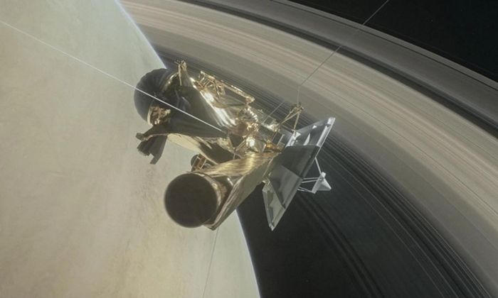 Ilustrasi Cassini NASA selama - grand finale - tahun 2017, di mana pesawat ruang angkasa ini terbang di antara Saturnus dan cincinnya beberapa kali sebelum akhirnya dengan sengaja menabrak atmosfer planet.