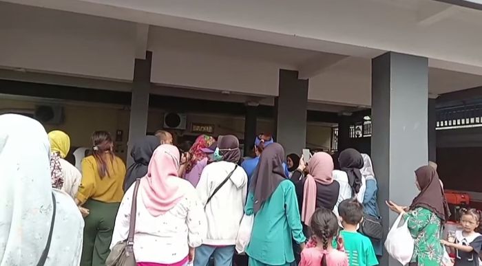 Banyak peminat datangi bazar baju bekas Ayu Ting Ting di kediamannya di Depok, Jawa Barat pada Sabtu (27/5/2023).