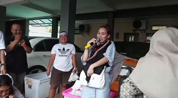 Pedangdut Ayu Ting Ting membuka bazar baju bekas layak pakai miliknya dan juga keluarganya di kediamannya, Depok, Jawa Barat pada Sabtu (27/5/2023).