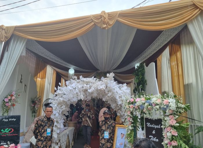 Dekorasi resepsi pernikahan Tiko dan Nadiyah di Jakarta Timur, Minggu (28/5/2023)