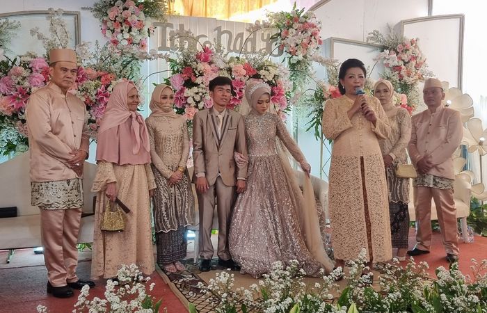 Penampilan Tiko dan Istri di hari pernikahan, pakai setelan jas dan kebaya glamor