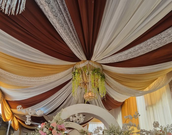Dekorasi resepsi pernikahan Tiko dan Nadiyah di Jakarta Timur, Minggu (28/5/2023)