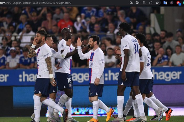 Para pemain Paris Saint-Germain merayakan gol Lionel Messi ke gawang Strasbourg dalam laga pekan ke-37 Liga Prancis 2022-2023 di Stade de la Meinau, Sabtu (27/5/2023).