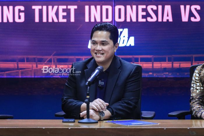 Ketua Umum PSSI, Erick Thohir, memberikan senyuman saat hadir dalam sesi jumpa pers di Stadion Utama Gelora Bung Karno, Senayan, Jakarta, Senin (29/5/2023) sore.