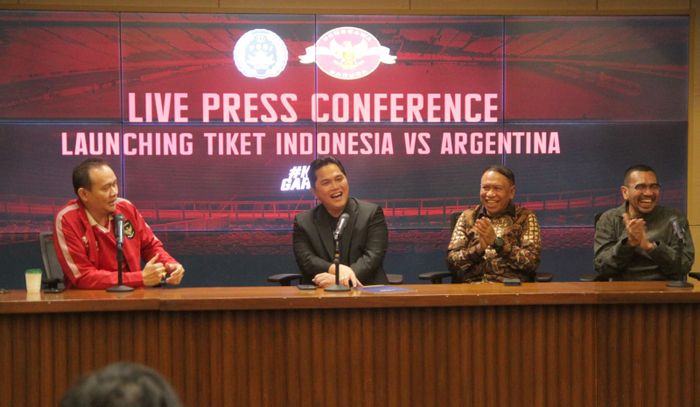 Ketum PSSI Erick Thohir ketika mengumumkan harga tiket laga timnas Indonesia Vs Argentina yang berlangsung di Stadion Utama Gelora Bung Karno (SUGBK), Jakarta, pada 19 Juni 2023.