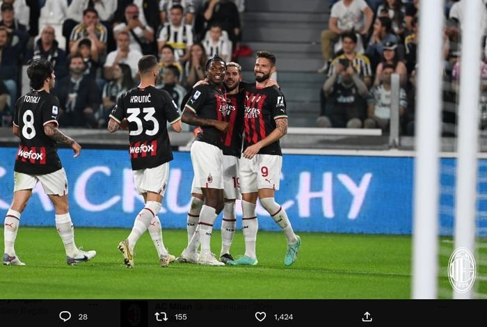 Olivier Giroud (kanan) mencetak gol AC Milan ke gawang Juventus pada duel Liga Italia di Allianz Stadium Turin (28/5/2023).