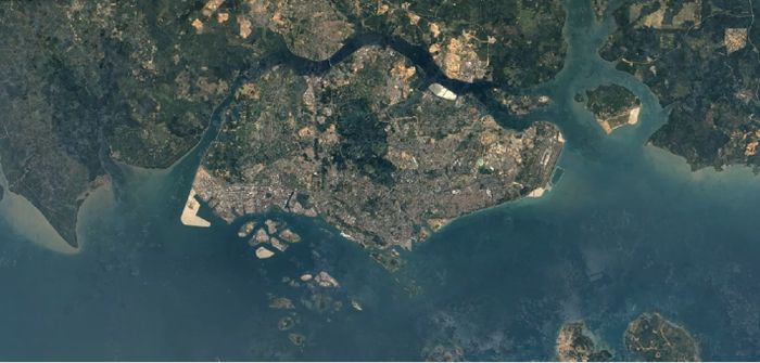 Tampang Singapura tahun 1984 dari satelit. Dalam sejarah Singapura, pesisir pulaunya telah direklamasi sejak kolonialisme Inggris.