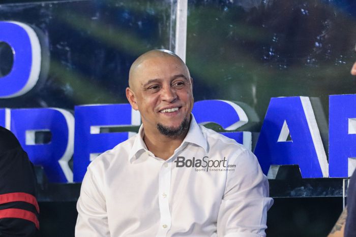 Legenda Sepak Bola asal Brasil, Roberto Carlos, sedang memberikan sambutan di Lapangan BRILiab Stadium, Fatmawati, Jakarta, Selasa (30/5/2023) malam.