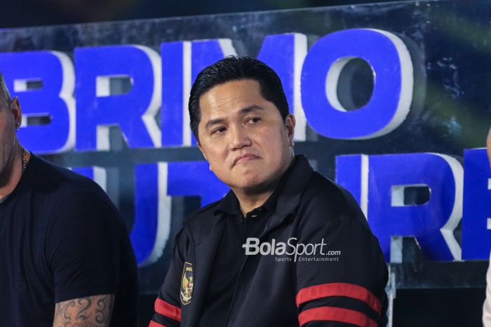 Ketua Umum PSSI, Erick Thohir, sedang memberikan sambutan di Lapangan BRILiab Stadium, Fatmawati, Jakarta, Selasa (30/5/2023) malam.