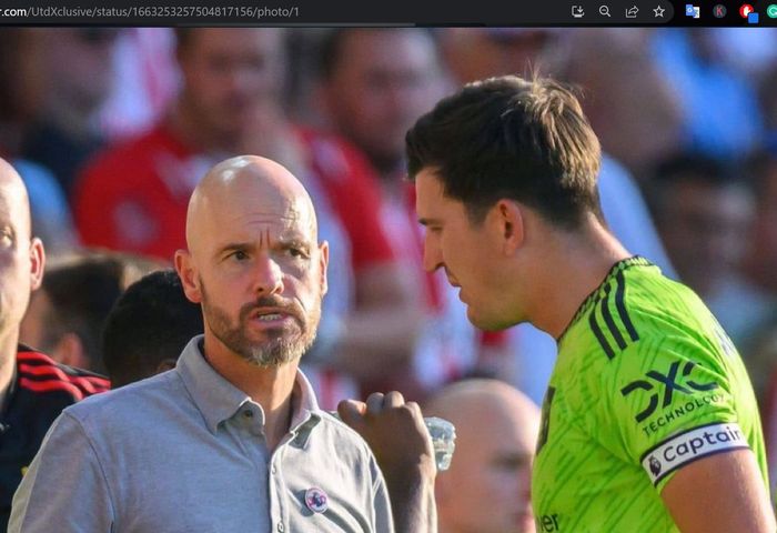 Erik ten Hag (kiri) bersama dengan Harry Maguire (kanan) dalam sebuah pertandingan untuk Manchester United.