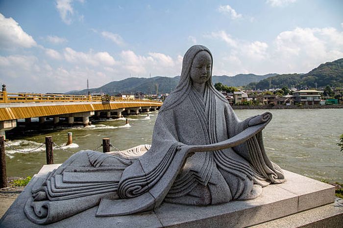 Patung penulis The Tales of Genji atau dalam bahasa Jepang, Genji Monogatari berada ditepi sungai Uji selatan Kyoto. Karya sastra klasik kekaisaran Jepang abad ke-11 adalah novel tertua di dunia ditulis pada masa kejayaan periode Heian. Kala itu bangsawan Heian menjadikan rumah pedesaan Uji sebagai