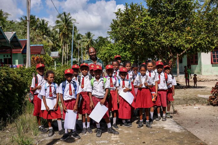 Nixon Watem bersama murid-murid SDN 28 Awat, Papua Barat Daya. Dia sebelumnya adalah nelayan pengebom ikan, yang kemudian menjadi guru untuk Pelajaran Lingkungan Hidup.