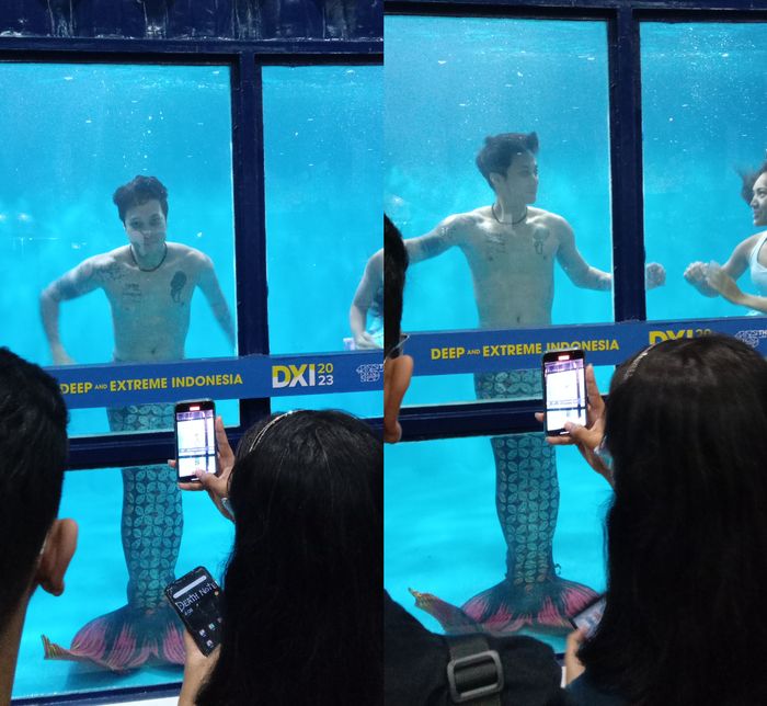 Dikta Wicaksono turut memeriahkan acara pameran DIX 2023 dengan menyelam menggunakan baju merman bermotif batik.