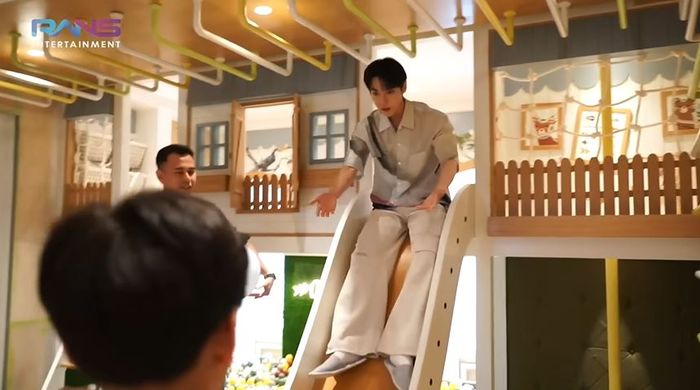 Doyoung main perosotan di kamar Rafathar.  