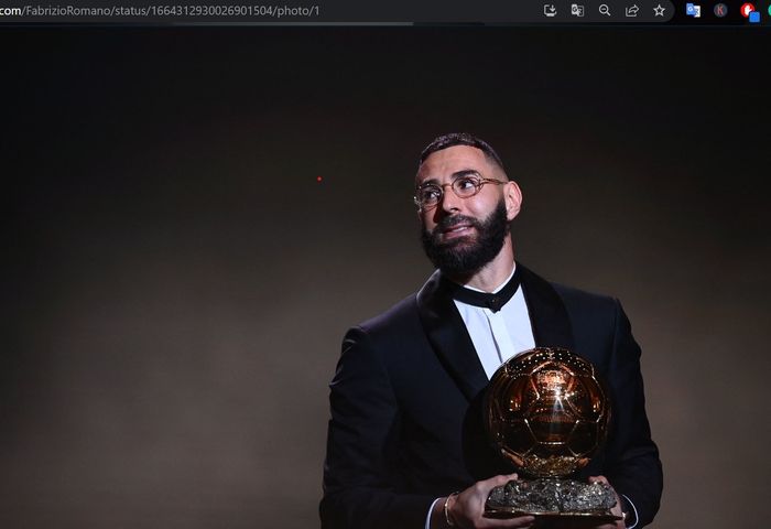 Penyerang Real Madrid, Karim Benzema, saat menerima penghargaan Ballon d'Or 2022.