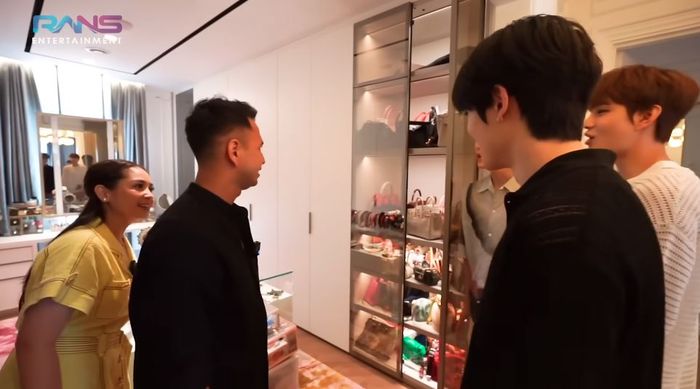 Nagita Slavina dan Raffi Ahmad bersama NCT DoJaeJung