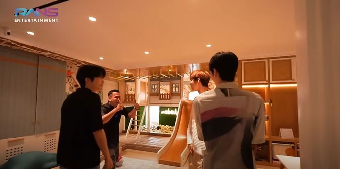 NCT DoJaeJung takjub lihat kamar main Rafathar dan Rayyanza. 
