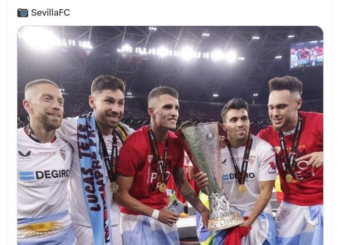 Pemain Argentina juara Liga Europa bersama Sevilla. Dari kiri ke kanan: Papu Gomez, Gonzalo Montiel, Erik Lamela, Marcos Acuna, Lucas Ocampos. Montiel, Acuna, dan Ocampos masuk timnas Argentina untuk hadapi timnas Indonesia, bulan ini.