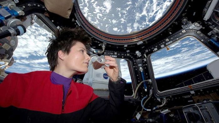 Dalam foto yang diposting di Twitter, 3 Mei 2015, dan disediakan oleh NASA, astronot Italia Samantha Cristoforetti menyesap espresso dari cangkir yang dirancang untuk digunakan dalam gravitasi nol, di Stasiun Luar Angkasa Internasional.