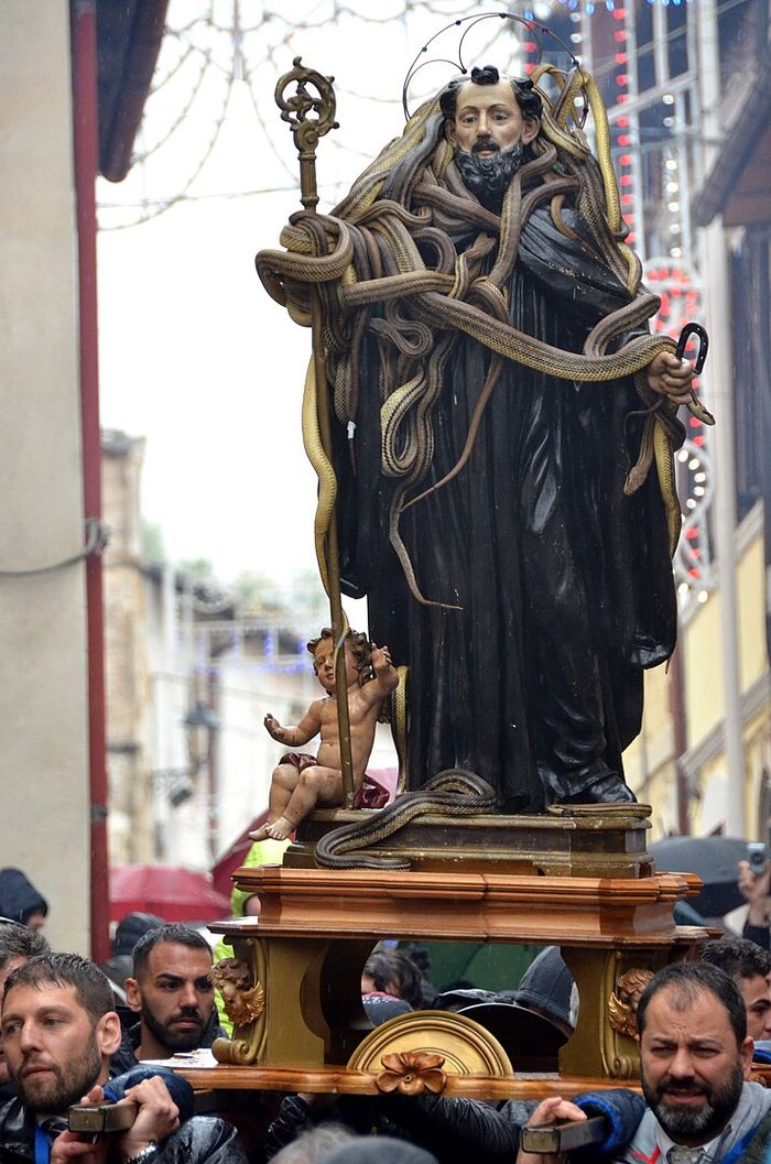 Selama prosesi, ular diletakkan di atas patung San Domenico, tetapi tidak di depan wajahnya. Pentingnya penempatan ular tidak dapat diremehkan. Jika ular jatuh di depan wajah sang santo, itu dianggap pertanda buruk. Perhelatan tradisi aneh ini digelar warga Cocullo di Italia.