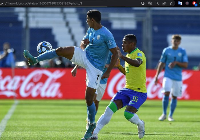Gelandang timnas Brasil U-20, Marquinhos (16), berebut bola dengan winger timnas Israel U-20, Anan Khalaili (7), dalam babak perempat final Piala Dunia U-20 2023 di San Juan Stadium, Sabtu (3/6/2023).