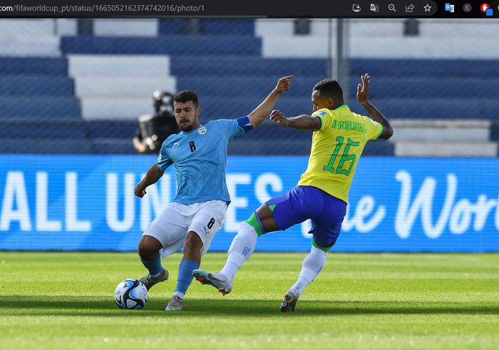 Gelandang timnas Brasil U-20, Marquinhos (16), berebut bola dengan gelandang timnas Israel U-20, Ilay Madmoun (8), dalam babak perempat final Piala Dunia U-20 2023 di San Juan Stadium, Sabtu (3/6/2023).