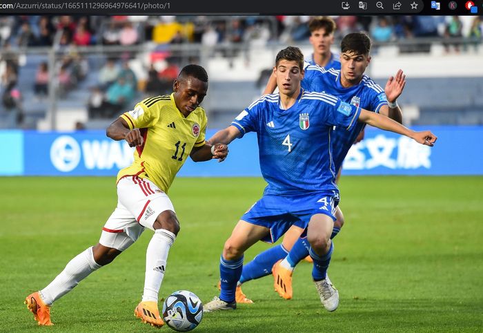 Gelandang timnas Kolombia U-20, Alexis Manyoma (11), berduel dengan gelandang timnas Italia U-20, Matteo Prati (4), dalam babak perempat final Piala Dunia U-20 2023 di San Juan Stadium, Sabtu (3/6/2023).