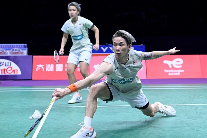 Ganda campuran Malaysia, Chen Tang Jie/Toh Ee Wei saat tampil pada Sudirman Cup 2023