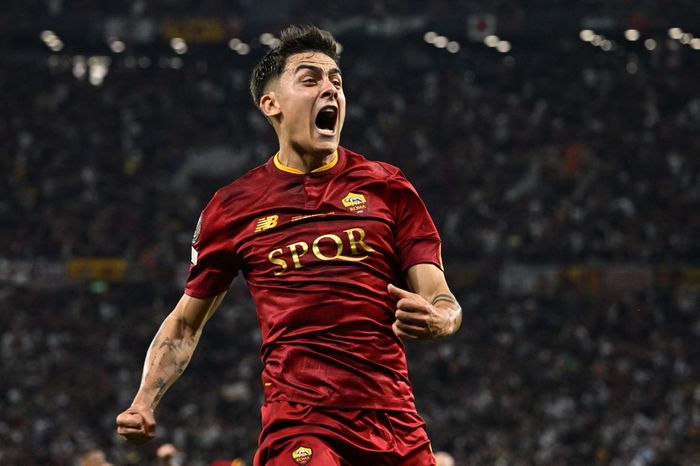 Selebrasi Paulo Dybala usai mencetak gol kemenangan AS Roma ke gawang Spezia, Senin (5/6/2023).