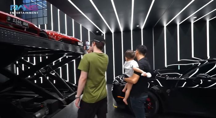 Alan Walker heboh rekam lift mobil Raffi Ahmad. 