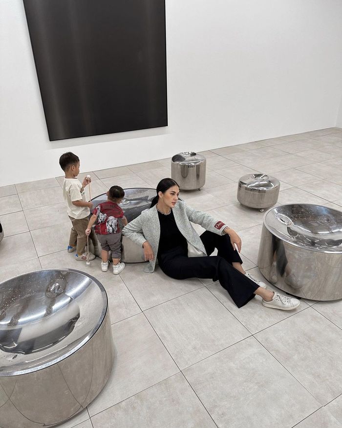 Gaya Paula Verhoeven saat liburan ke Jepang.