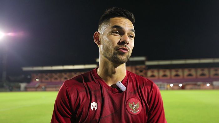 Bek Timnas Indonesia, Sandy Walsh dalam sesi latihan di Lapangan THOR, Surabaya pada Senin (5/6/2023).