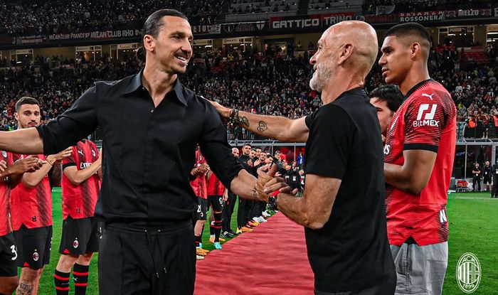 Zlatan Ibrahimovic dan Stefano Pioli saling bercengkrama dalam momen perpisahan di San Siro.