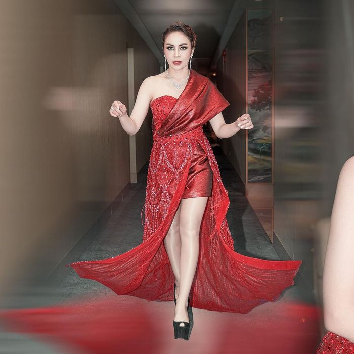 Penampilan seksi Momo Geisha kenakan dress belahan tinggi.