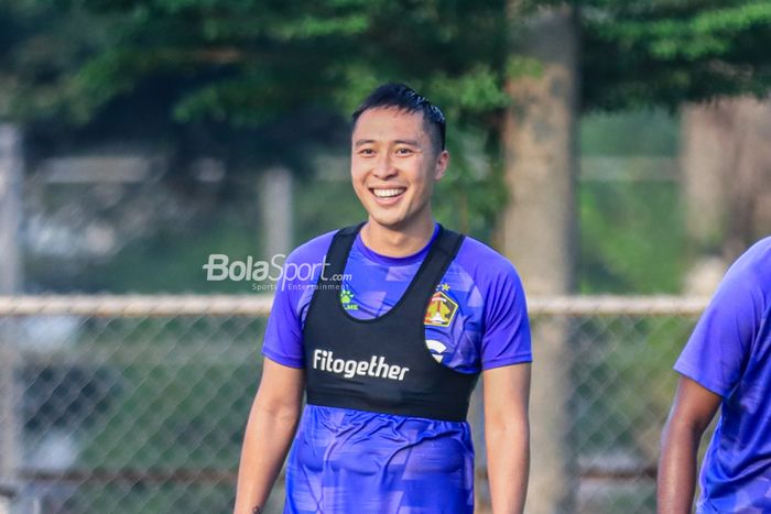 Pemain Persik Kediri, Arthur Irawan, sempat memberikan senyuman saat hadir dalam latihan di Lapangan B, Senayan, Jakarta, Rabu (7/6/2023) sore.