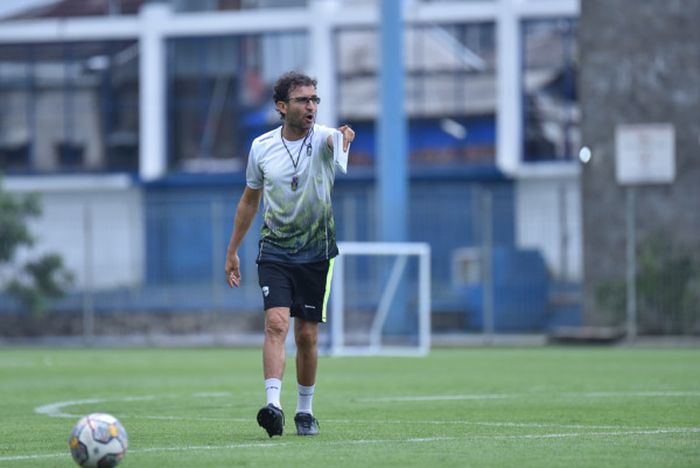 Pelatih Persib Bandung, Luis Milla, memimpin latihan perdana timnya jelang musim 2023/2024.