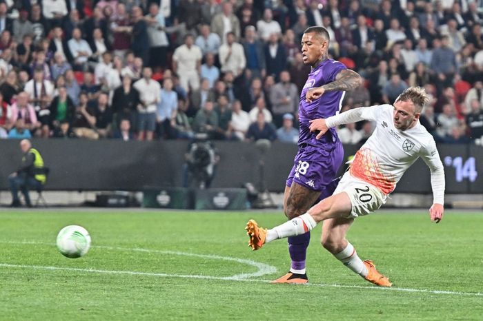 Striker Inggris West Ham United Jarrod Bowen (kanan) mencetak gol 1-2 melewati gelandang Italia Fiorentina Rolando Mandragora selama pertandingan sepak bola final UEFA Europa Conference League antara ACF Fiorentina dan West Ham United FC di Praha, Republik Ceko pada 7 Juni 2023. (Foto oleh Joe Klama