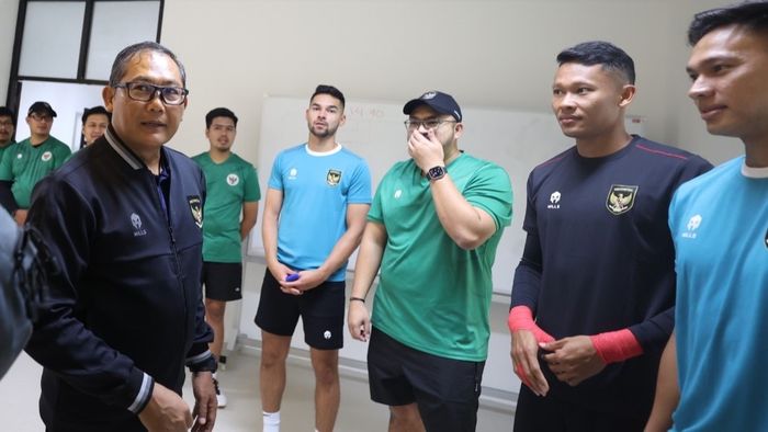 Manajer timnas Indonesia, Sumardji saat memantai langsung skuad Garuda yang tengah menjalani Pemusatan latihan (TC) di Surabaya.