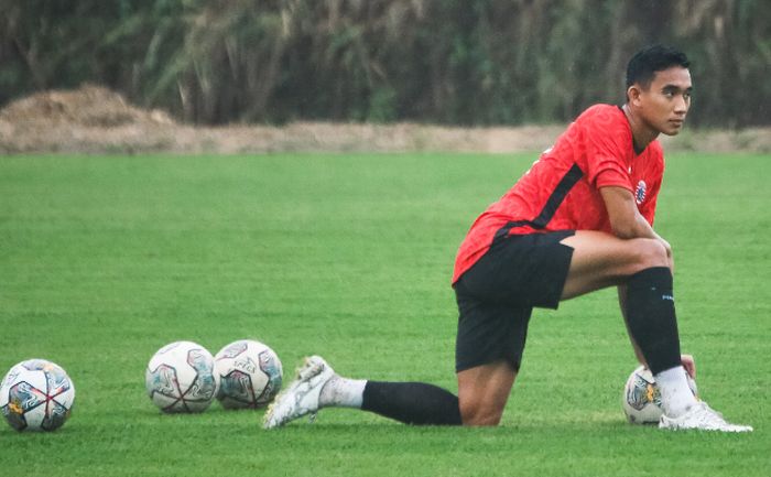 Pemain Persija Jakarta, Rizky Ridho yang terlihat tengah mejalani latihan bersama tim.
