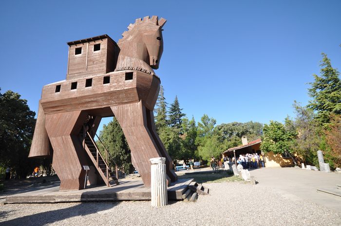 Menurut The Fall of Troy karya Quintus Smyrnaeus, Cassandra meramalkan bahwa ada prajurit Yunani yang bersembunyi di dalam kuda kayu. Ia memperingatkan prajurit Troya. Lagi-lagi, tidak ada yang percaya pada wanita malang itu.