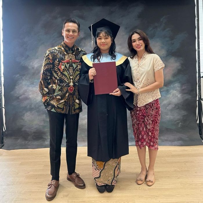 Ussy Sulistiawaty, Andhika Pratama, dan Amel, di hari wisuda Amel.