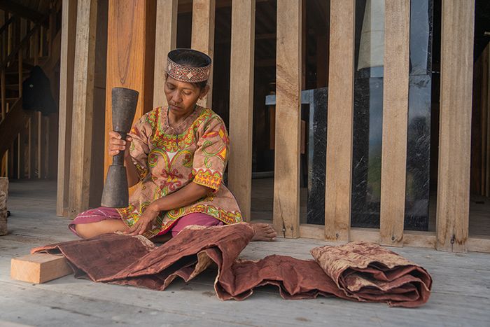 Proses pembuatan kain dari kulit kayu. Kulit kayu dipukul dengan batu pemukul yang memiliki beragam tekstur.