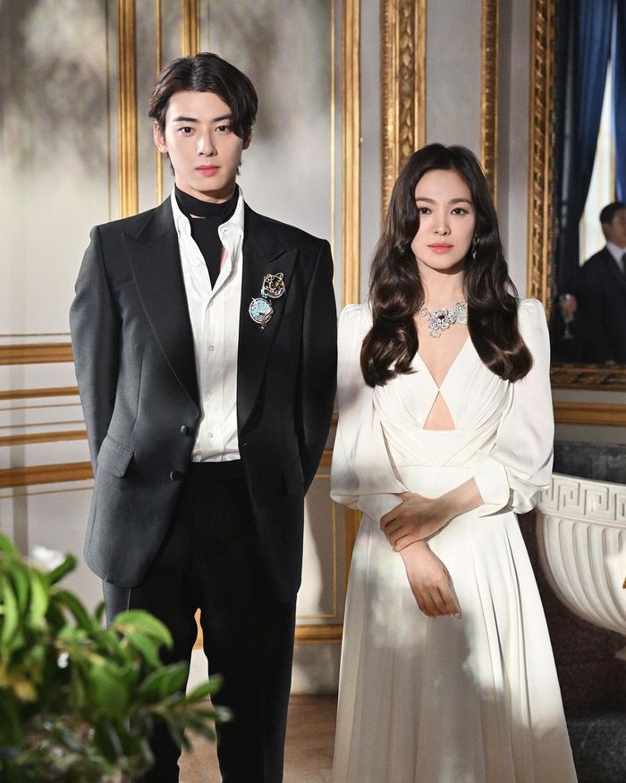 Song Hye Kyo (kanan) dan Cha Eun Woo (kiri) saat menghadiri acara Chaumet Paris.