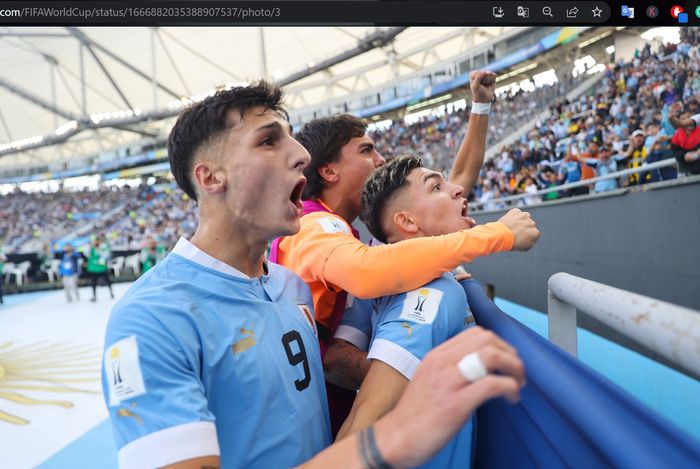 Para pemain timnas Uruguay U-20 merayakan gol Anderson Duarte ke gawang timnas Israel U-20 dalam babak semifinal Piala Dunia U-20 2023 di La Plata Stadium, Kamis (8/6/2023).