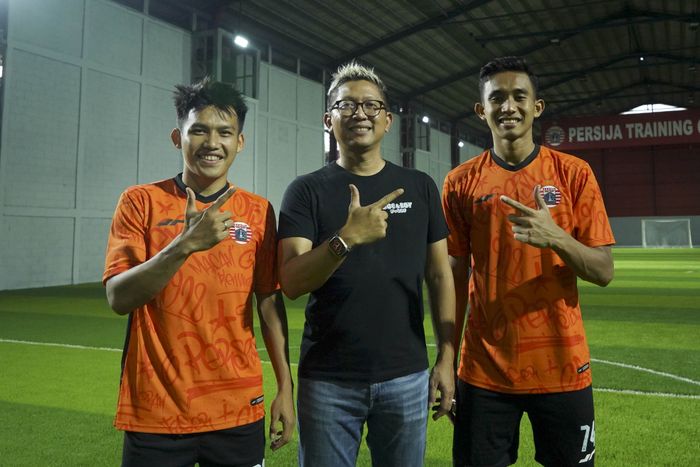 Witan Sulaeman dan Rizky Ridho mengapit Presiden Persija Jakarta Mohammad Prapanca sebelum dua pemain dilepas ke timnas Indonesia. 