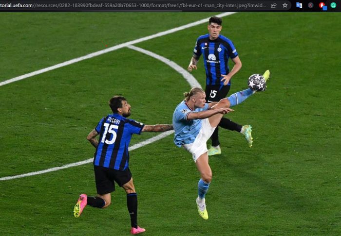 Penyerang Manchester City, Erling Haaland, berada dalam penjagaan dua bek Inter Milan, Francesco Acerbi (15) dan Alessandro Bastoni, dalam laga final Liga Champions 2022-2023 di Stadion Olimpiade Ataturk, Sabtu (11/6/2023).