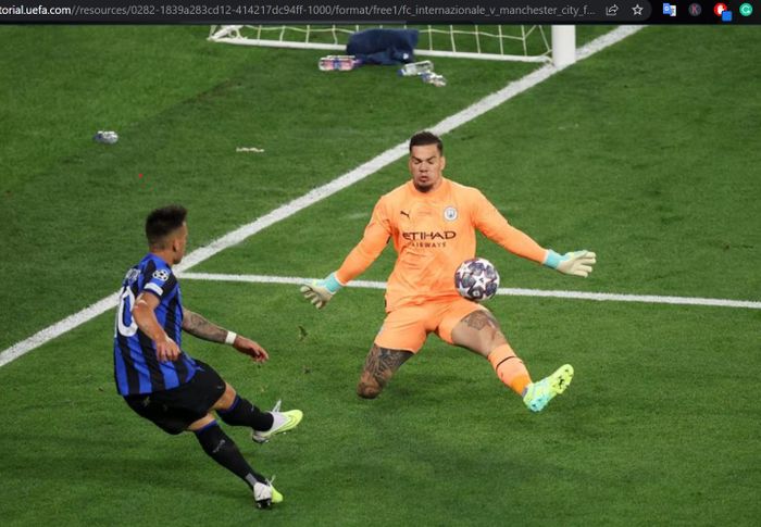 Penyerang Inter Milan, Lautaro Martinez, mendapatkan peluang emas berhadapan satu lawan satu dengan kiper Manchester City, Ederson Moraes, dalam laga final Liga Champions 2022-2023 di Stadion Olimpiade Ataturk, Sabtu (11/6/2023).