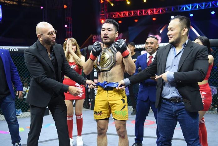 Angga The Hitman mempertahankan gelar juara kelas ringan usai mengalahkan M.Hanwa pada One Pride Fight Night 69 yang digelar di GOR UNY, Yogyakarta, Sabtu (10/6/2023) malam.