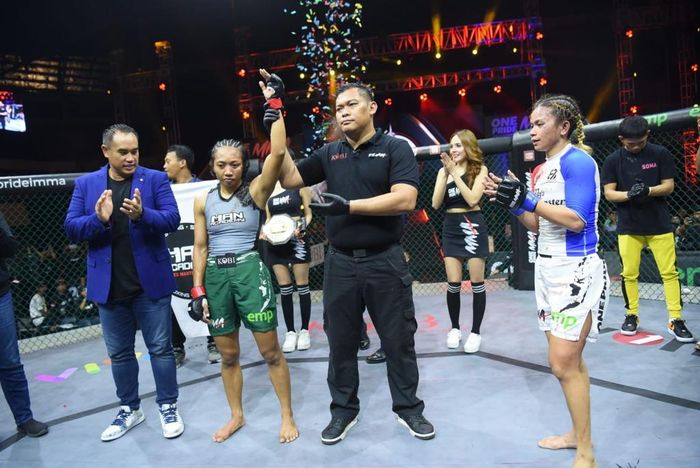 Petarung wanita kelas jerami, Dwi Retno berhasil mempertahankan gelarnya dari Anggi Mandagi pada One Pride Fight Night 69 yang digelar di GOR UNY, Yogyakarta, Sabtu (10/6/2023) malam